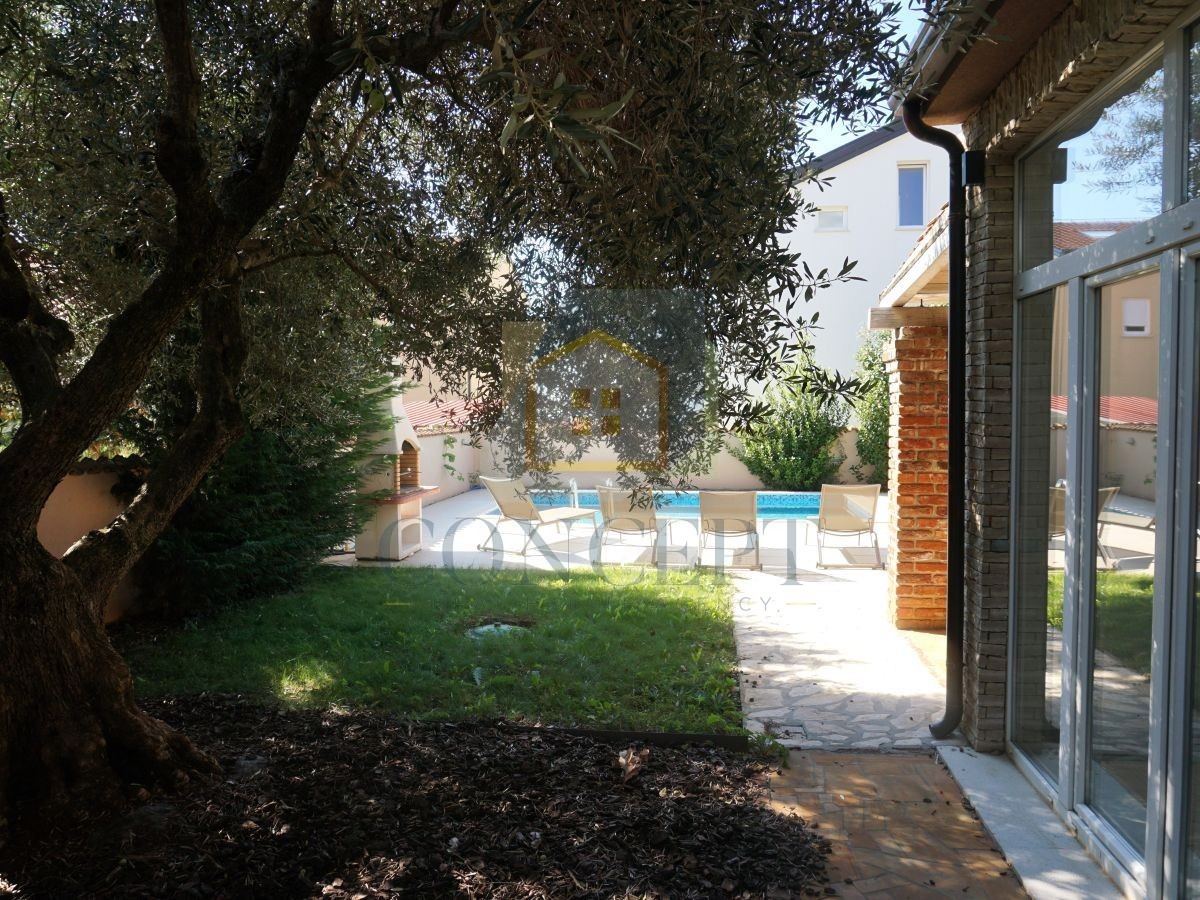 Poreč, Višnjan, okolica, Dvojna družinska hiša s bazenom, 13 km od morja