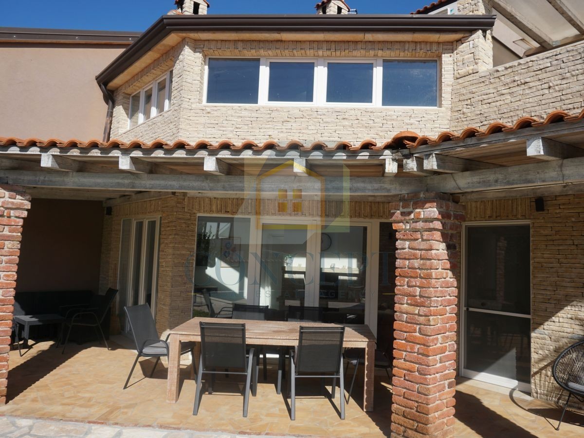 Poreč, Višnjan, okolica, Dvojna družinska hiša s bazenom, 13 km od morja