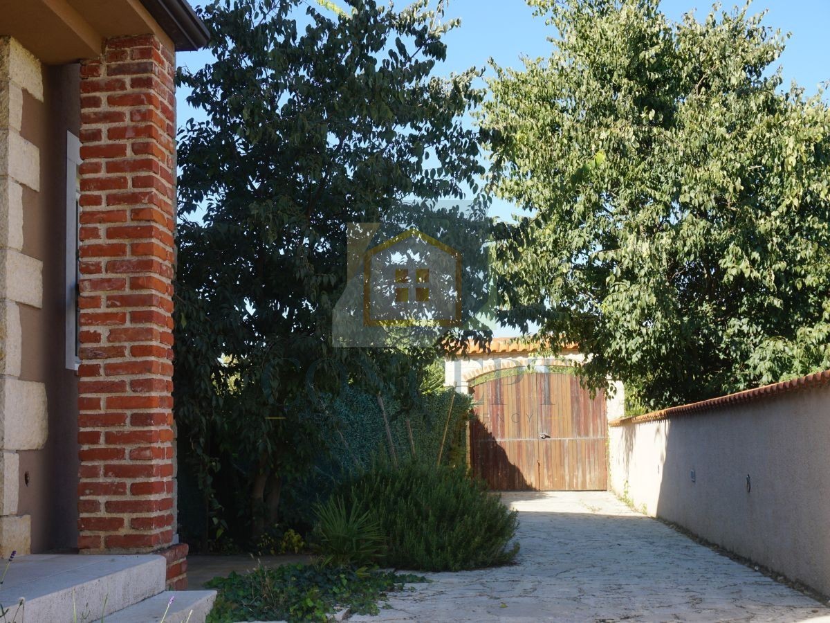 Poreč, Višnjan, okolica, Dvojna družinska hiša s bazenom, 13 km od morja