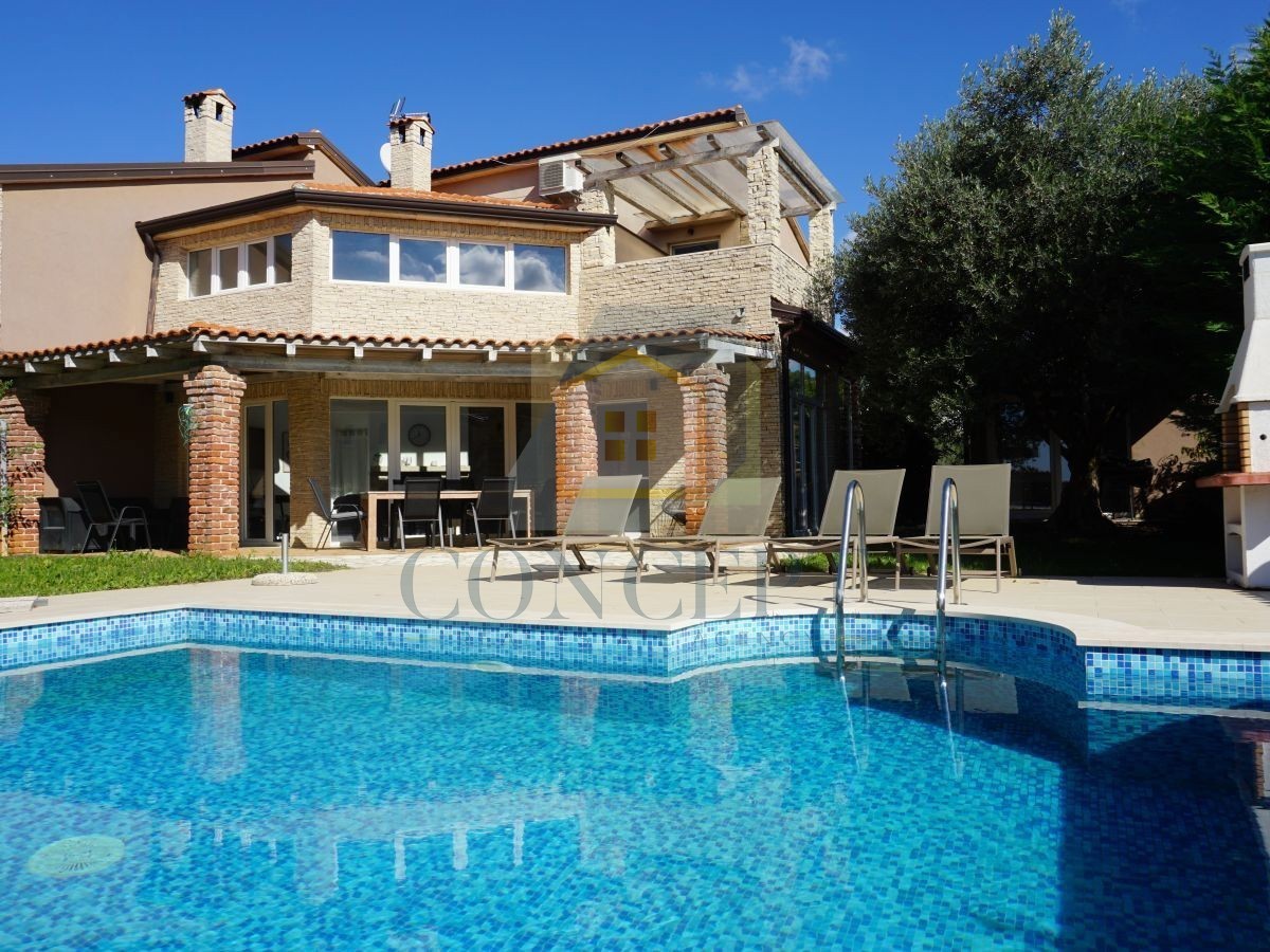 Poreč, Višnjan, okolica, Dvojna družinska hiša s bazenom, 13 km od morja