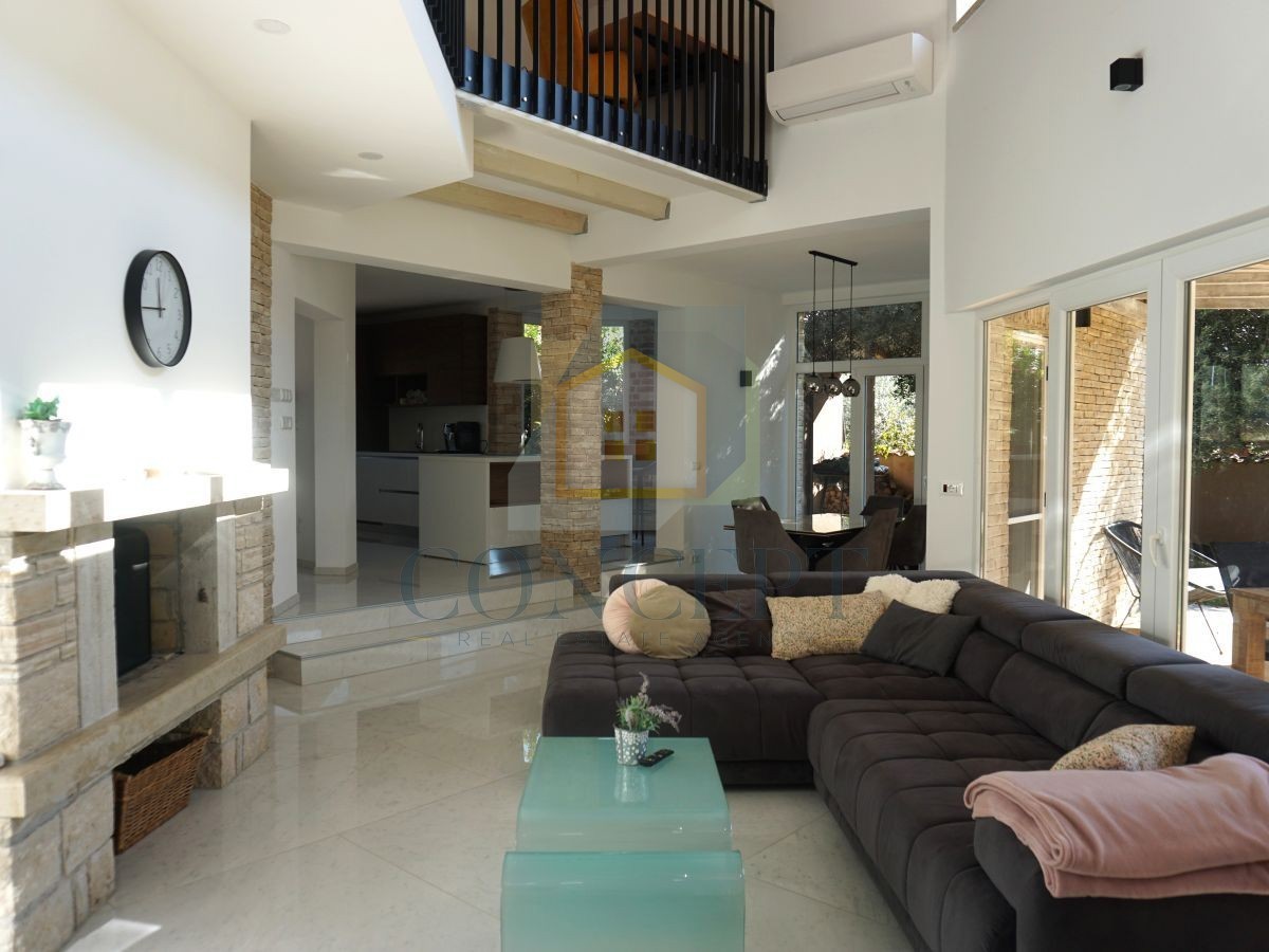 Poreč, Višnjan, okolica, Dvojna družinska hiša s bazenom, 13 km od morja