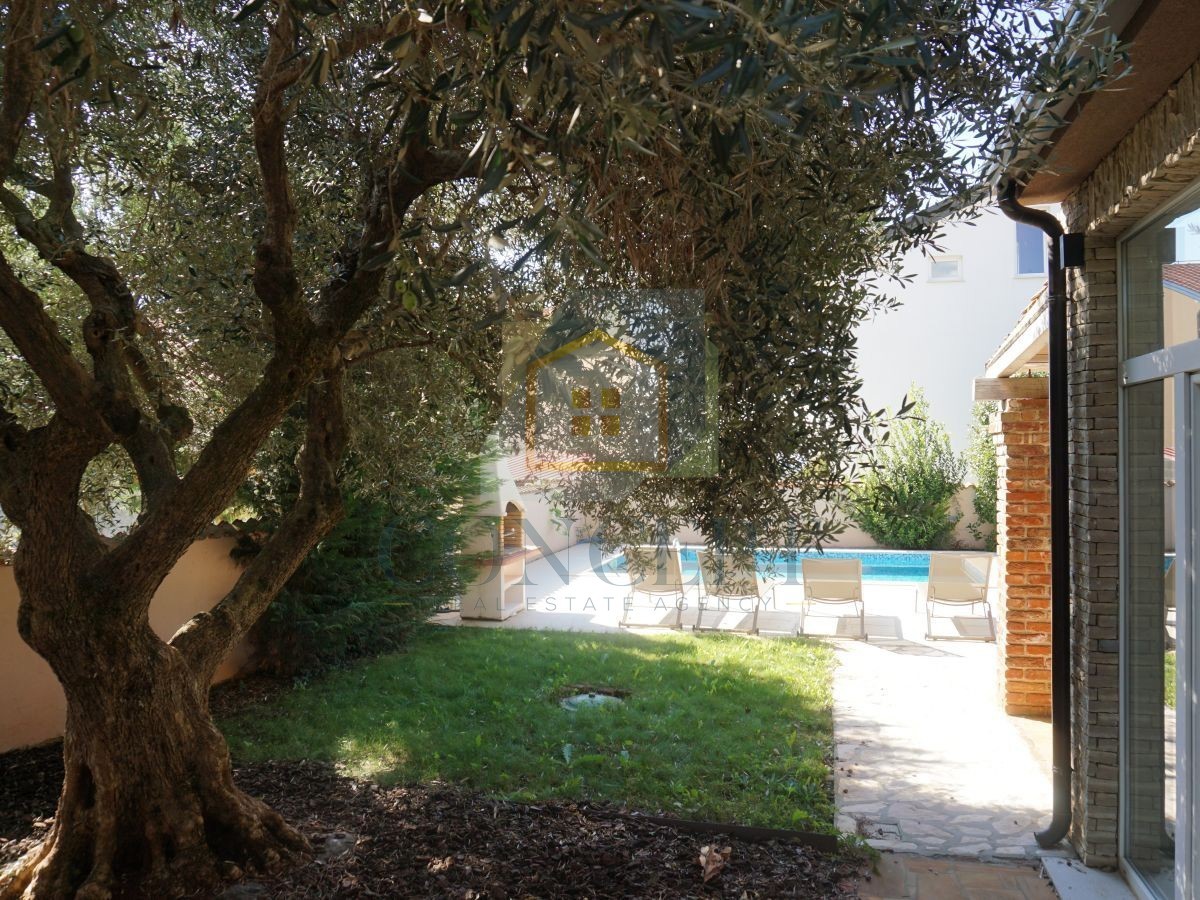 Poreč, Višnjan, okolica, Dvojna družinska hiša s bazenom, 13 km od morja