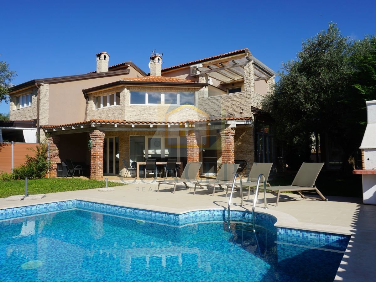 Poreč, Višnjan, okolica, Dvojna družinska hiša s bazenom, 13 km od morja