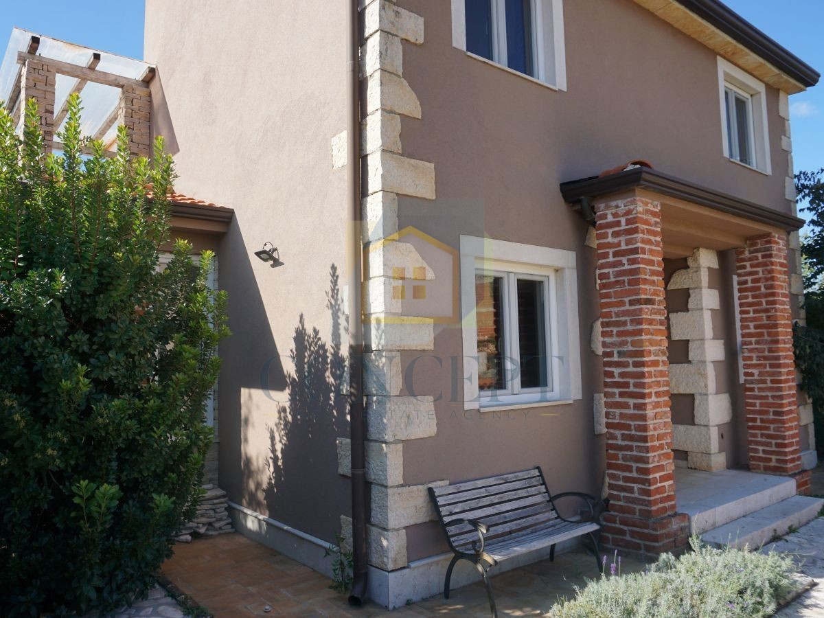 Poreč, Višnjan, okolica, Dvojna družinska hiša s bazenom, 13 km od morja