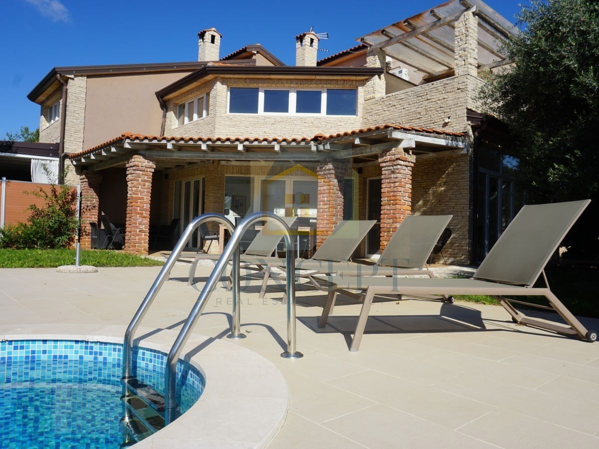 Poreč, Višnjan, okolica, Dvojna družinska hiša s bazenom, 13 km od morja