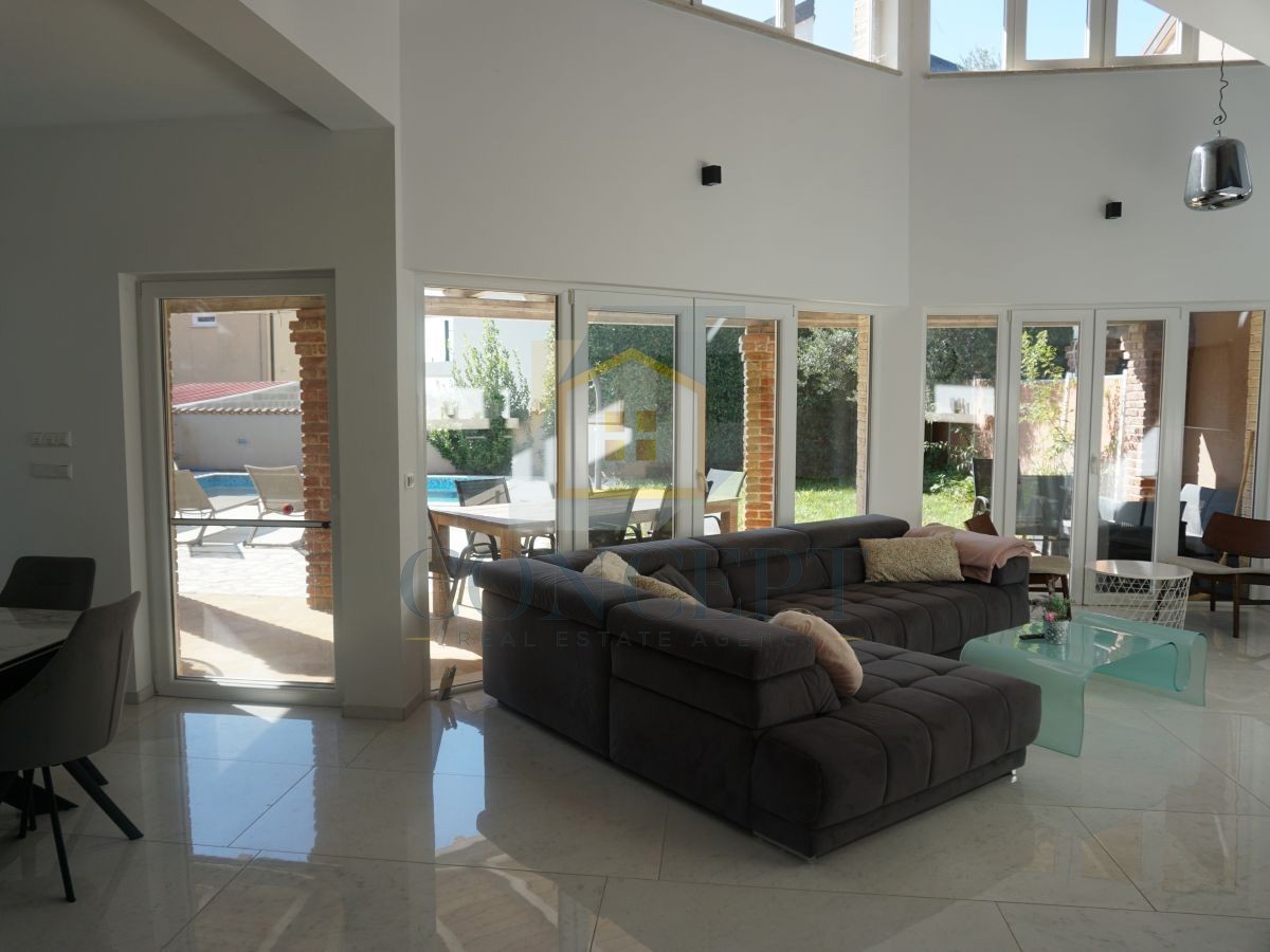 Poreč, Višnjan, okolica, Dvojna družinska hiša s bazenom, 13 km od morja