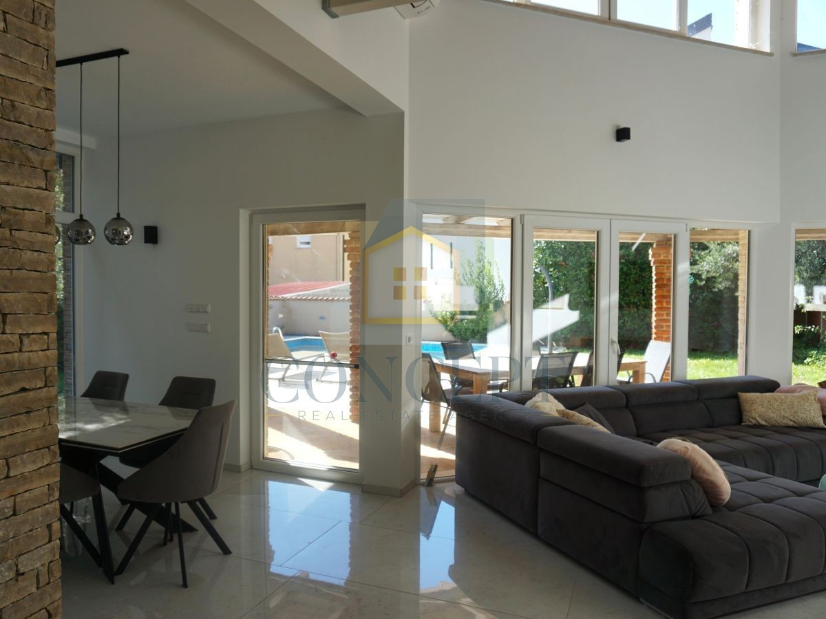 Poreč, Višnjan, okolica, Dvojna družinska hiša s bazenom, 13 km od morja