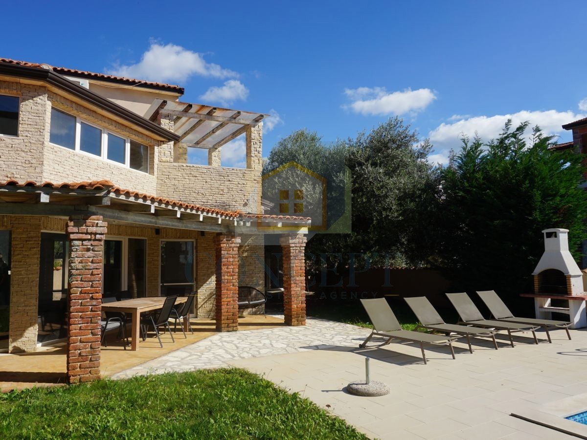 Poreč, Višnjan, okolica, Dvojna družinska hiša s bazenom, 13 km od morja