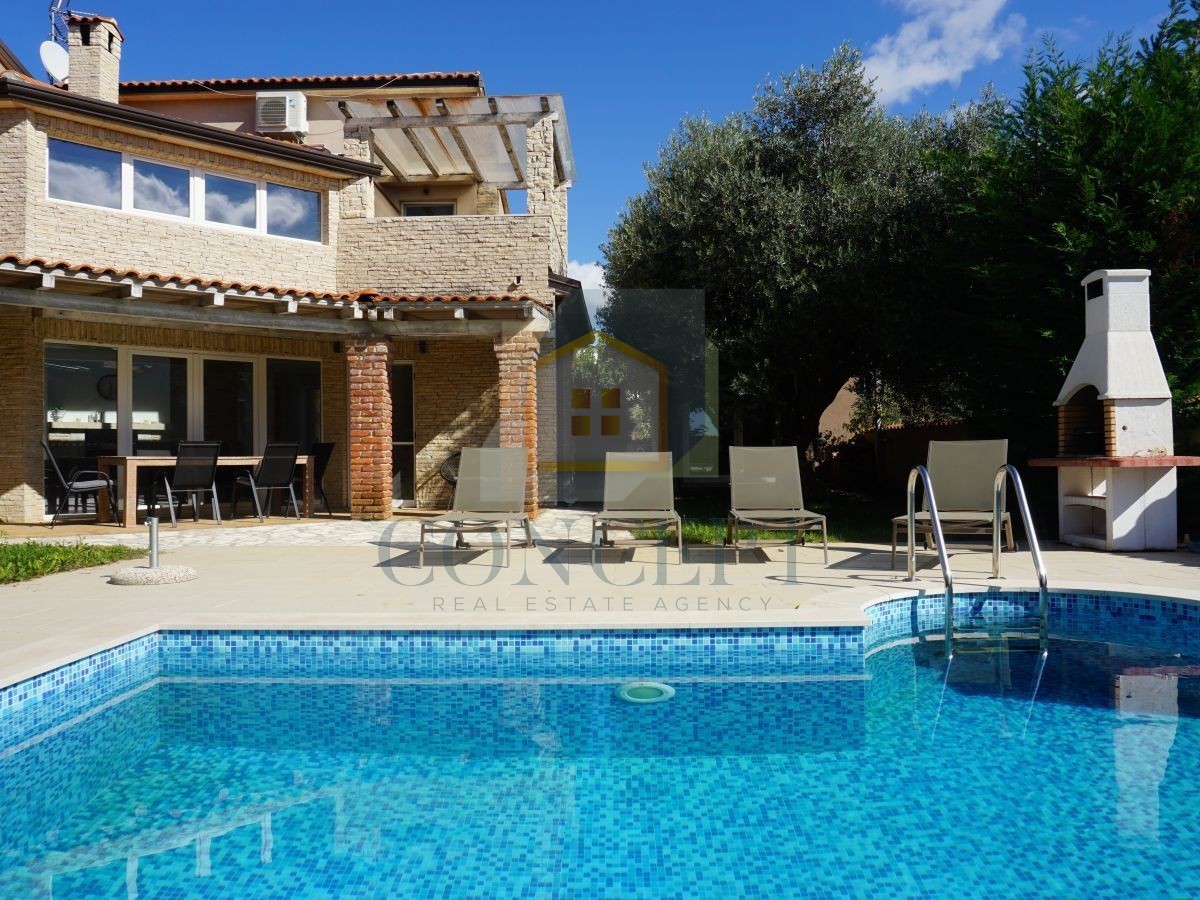 Poreč, Višnjan, okolica, Dvojna družinska hiša s bazenom, 13 km od morja