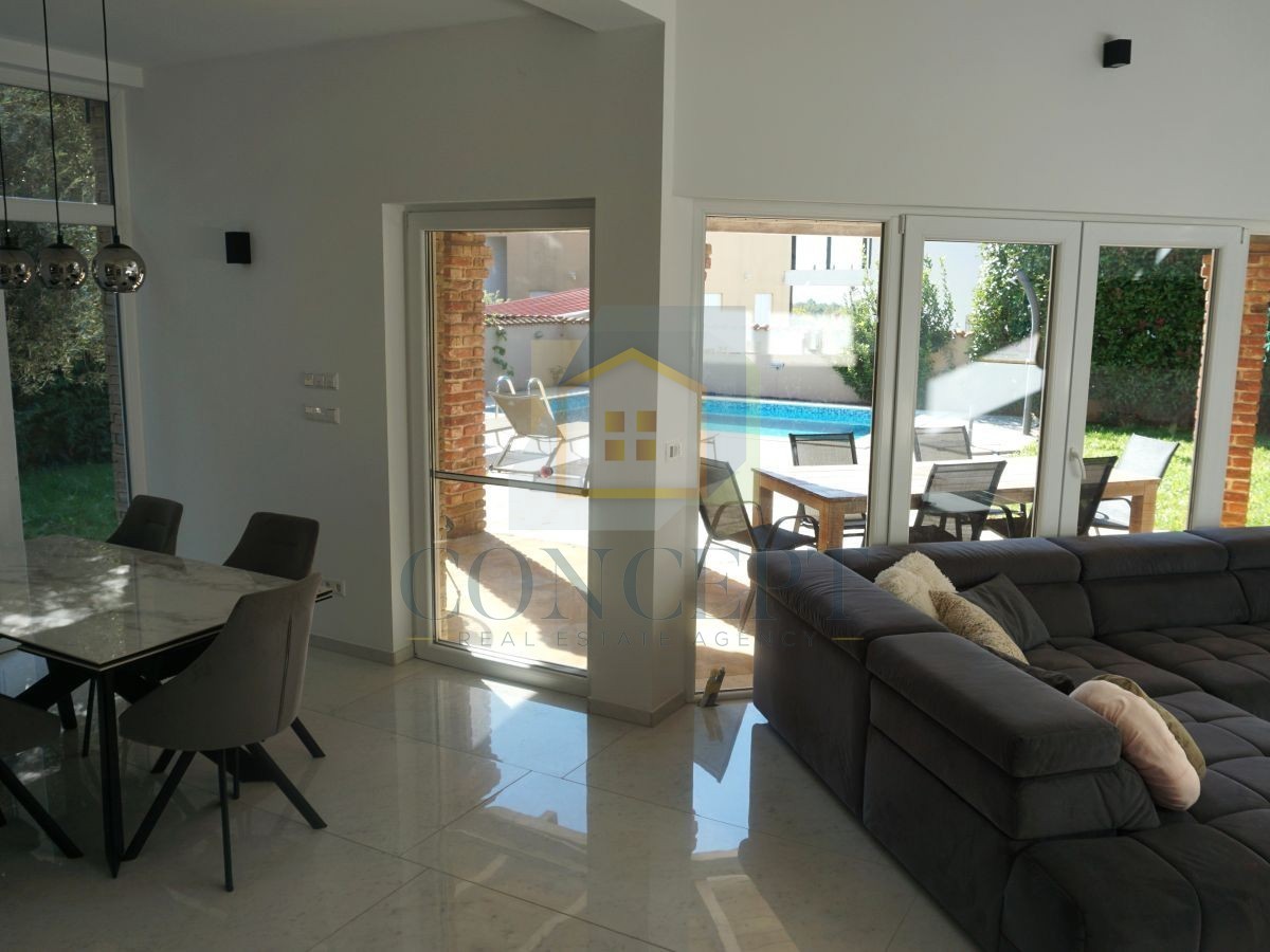 Poreč, Višnjan, okolica, Dvojna družinska hiša s bazenom, 13 km od morja