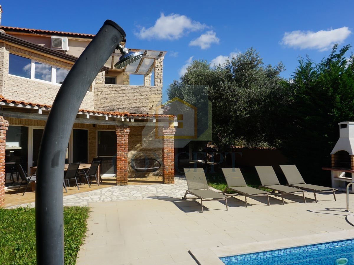 Poreč, Višnjan, okolica, Dvojna družinska hiša s bazenom, 13 km od morja