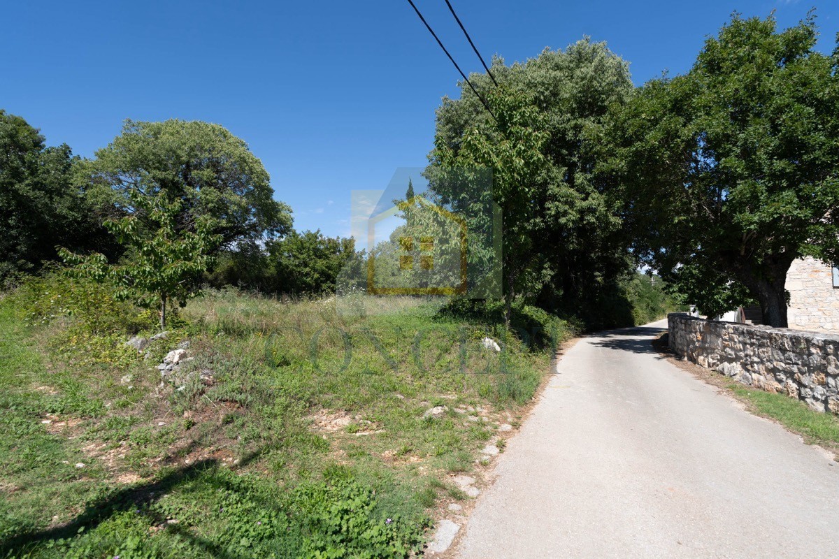 Poreč, okolica, Gradbeno zemljišče s gradbenim dovoljenjem, 15 km od morja