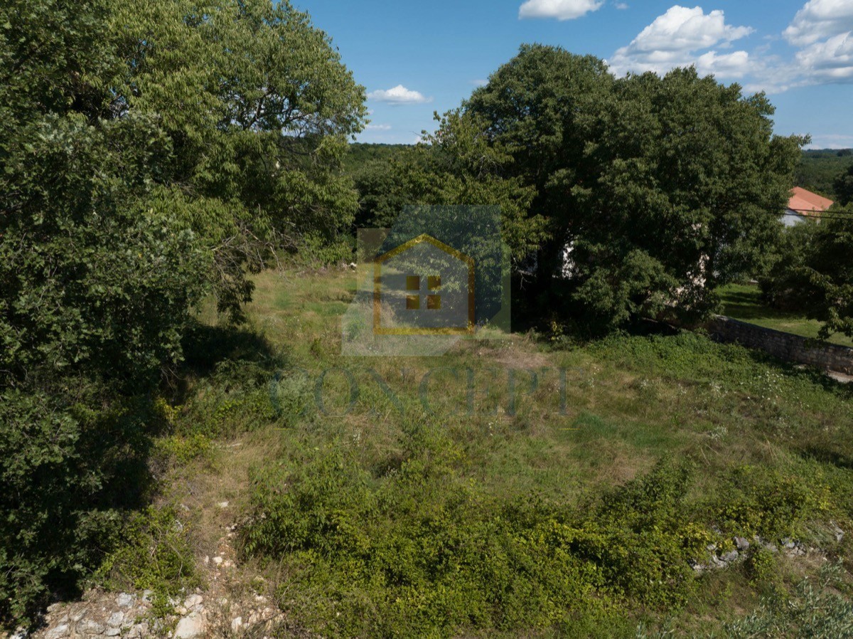 Poreč, okolica, Gradbeno zemljišče s gradbenim dovoljenjem, 15 km od morja