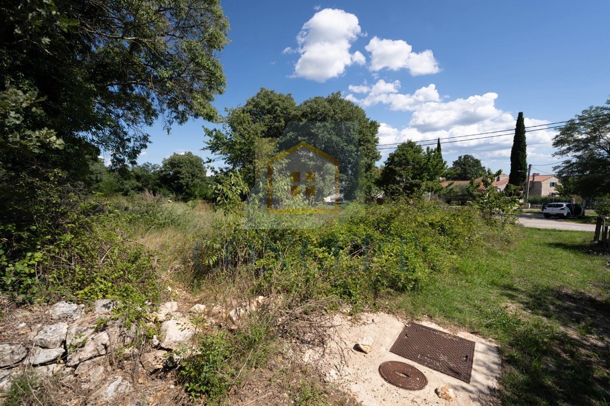 Poreč, okolica, Gradbeno zemljišče s gradbenim dovoljenjem, 15 km od morja
