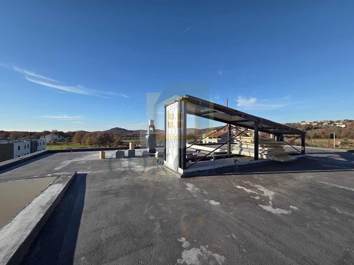 Poreč, okolica, Stan na 1. nadstropju s 3 spalnice in strešno teraso, 3 km od morja