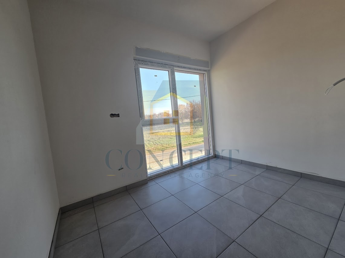 Poreč, okolica, Stan na 1. nadstropju s 3 spalnice in strešno teraso, 3 km od morja