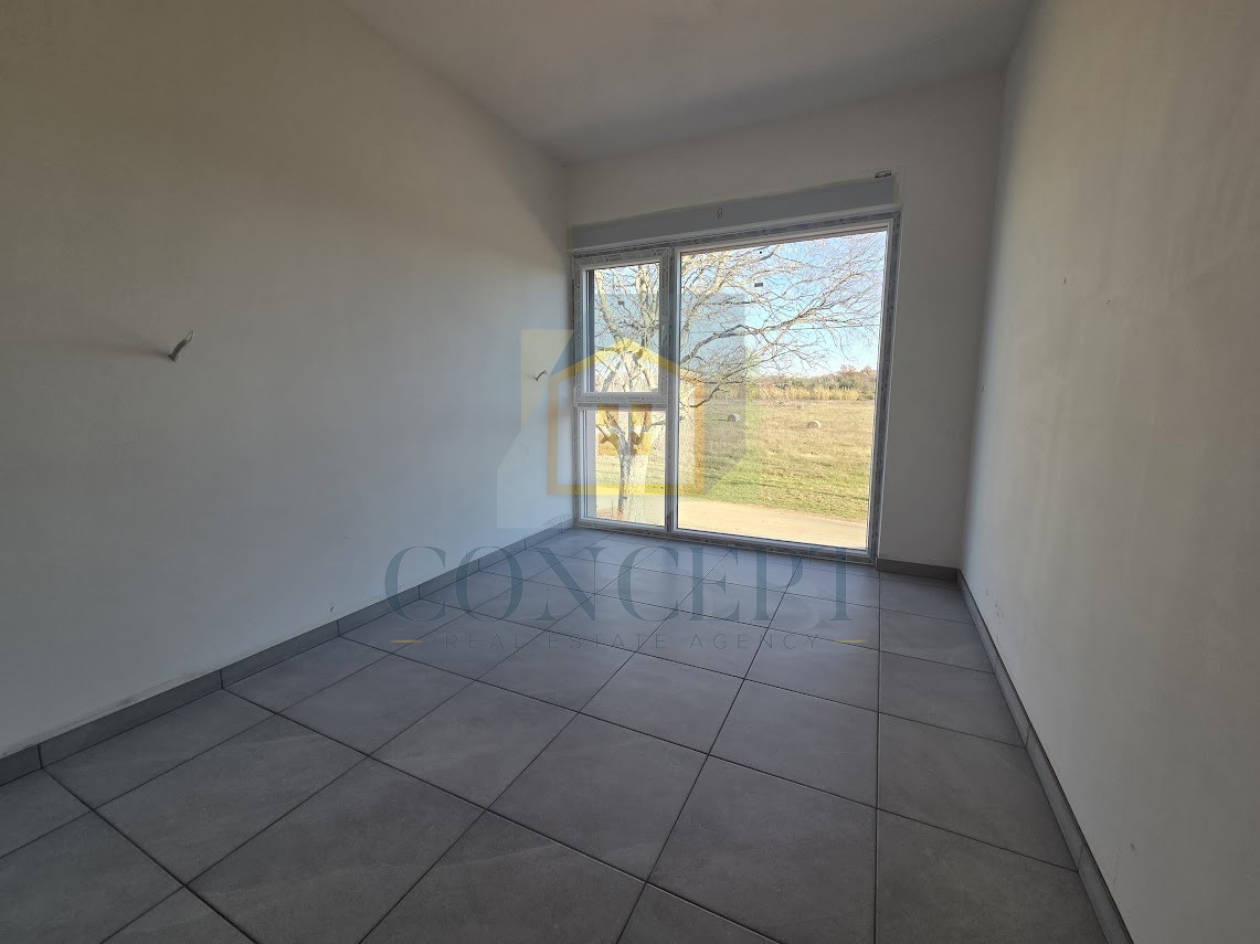 Poreč, okolica, Stan na 1. nadstropju s 3 spalnice in strešno teraso, 3 km od morja