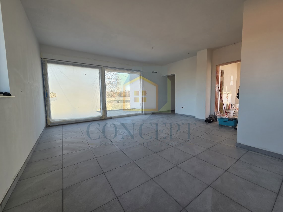 Poreč, okolica, Stan na 1. nadstropju s 3 spalnice in strešno teraso, 3 km od morja