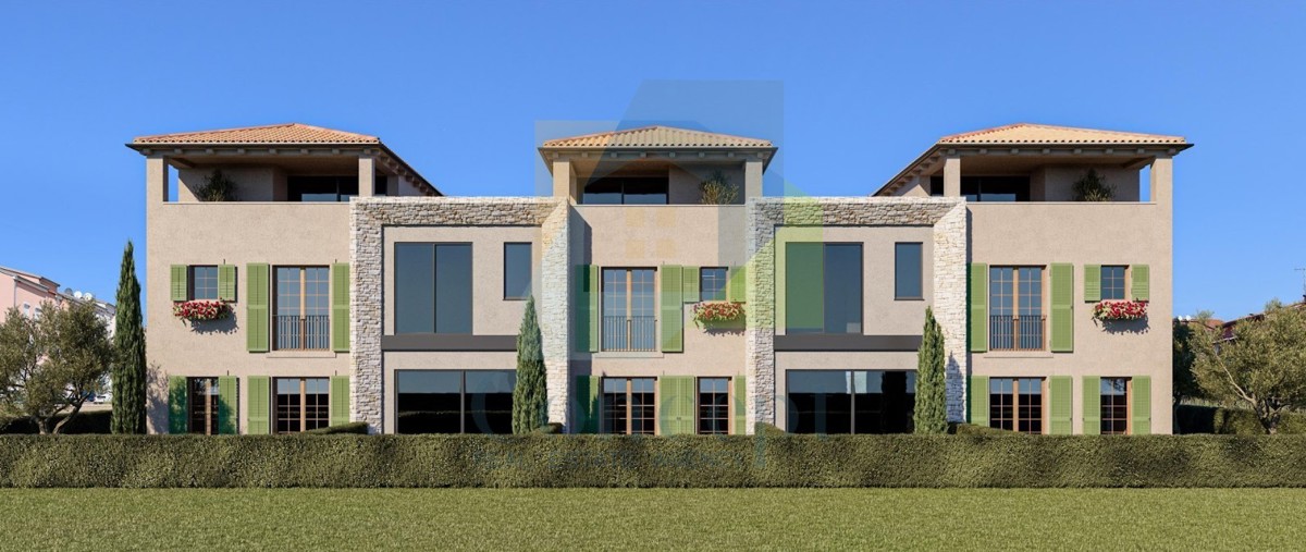 Poreč, okolica Hiša v nizu s dvoriščem 2 km od morja