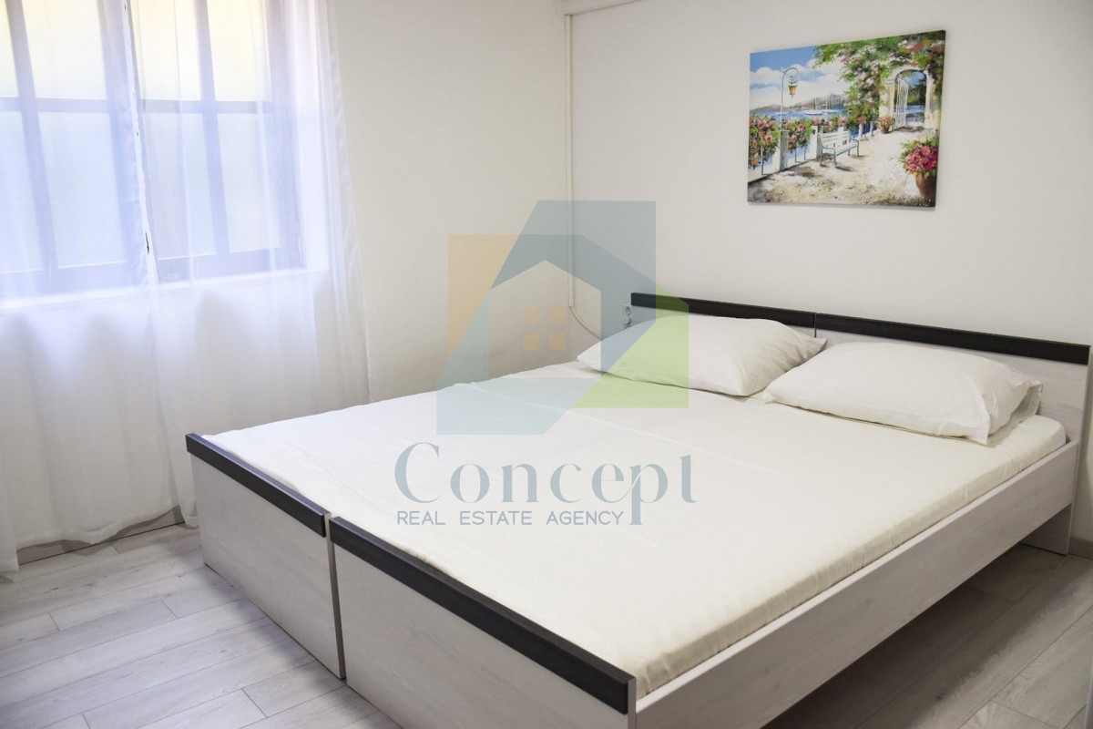 Poreč, širši center, Stan in garsonjera v pritličju manjše zgradbe, 400 m od morja