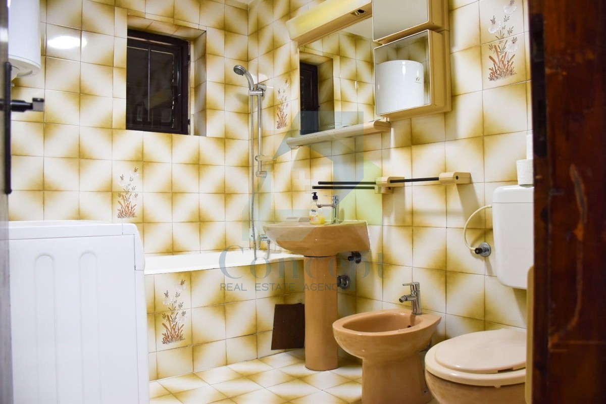 Poreč, širši center, Stan in garsonjera v pritličju manjše zgradbe, 400 m od morja