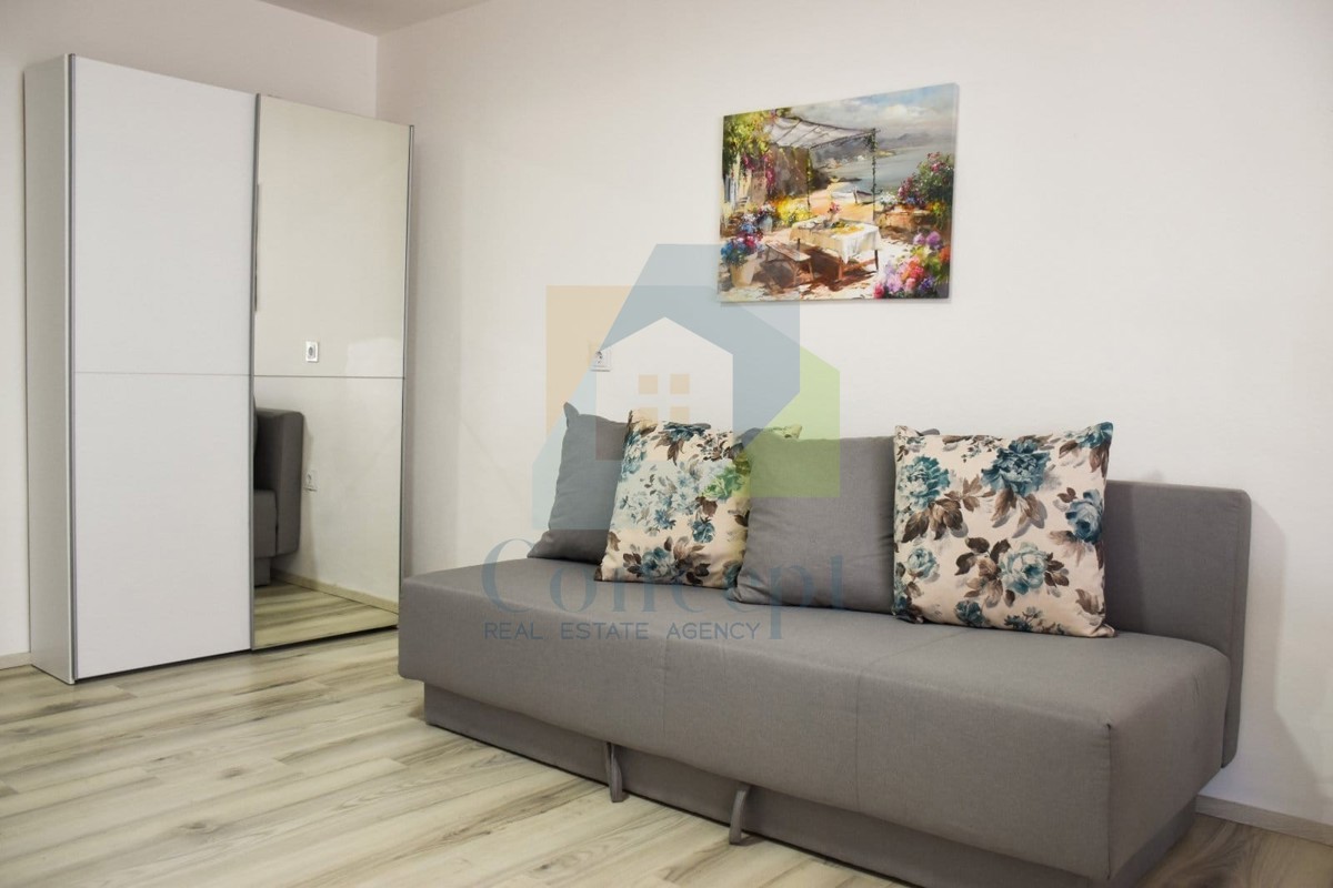 Poreč, širši center, Stan in garsonjera v pritličju manjše zgradbe, 400 m od morja