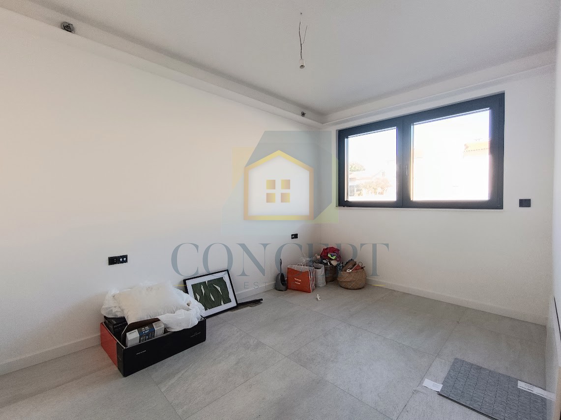 Poreč, center, Stan v 2. nadstropju nove luksuzne zgradbe s garažo, 200 m od morja