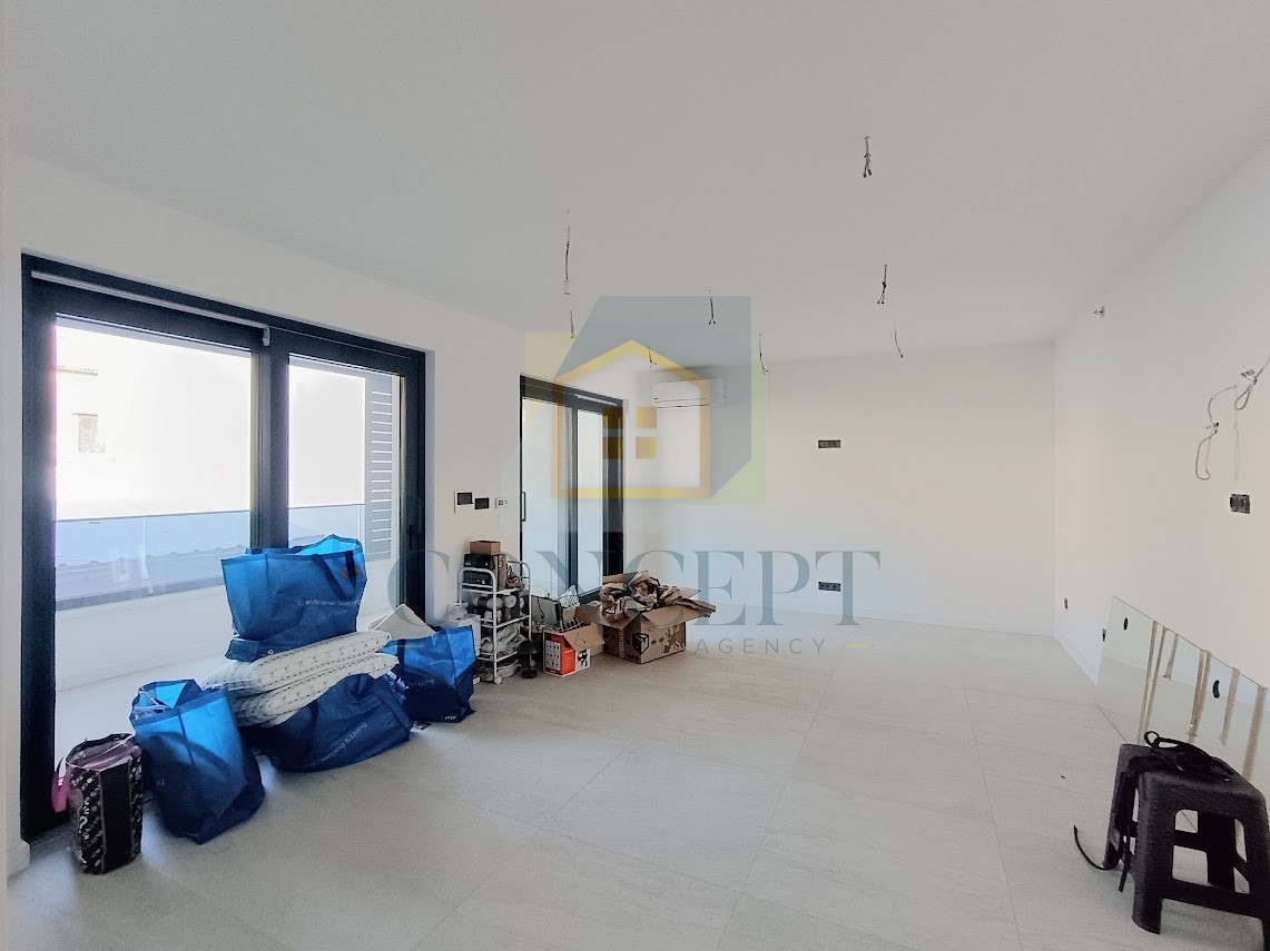 Poreč, center, Stan v 2. nadstropju nove luksuzne zgradbe s garažo, 200 m od morja