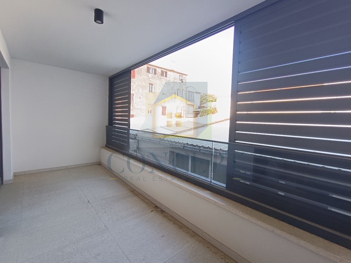 Poreč, center, Stan v 2. nadstropju nove luksuzne zgradbe s garažo, 200 m od morja