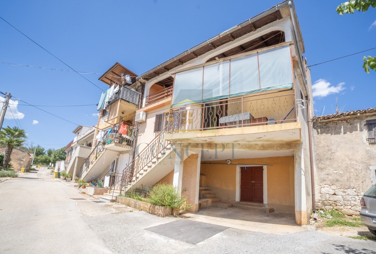 Poreč, okolica, Hiša v nizu in starina z dvoriščem za obnovo, 19 km od morja