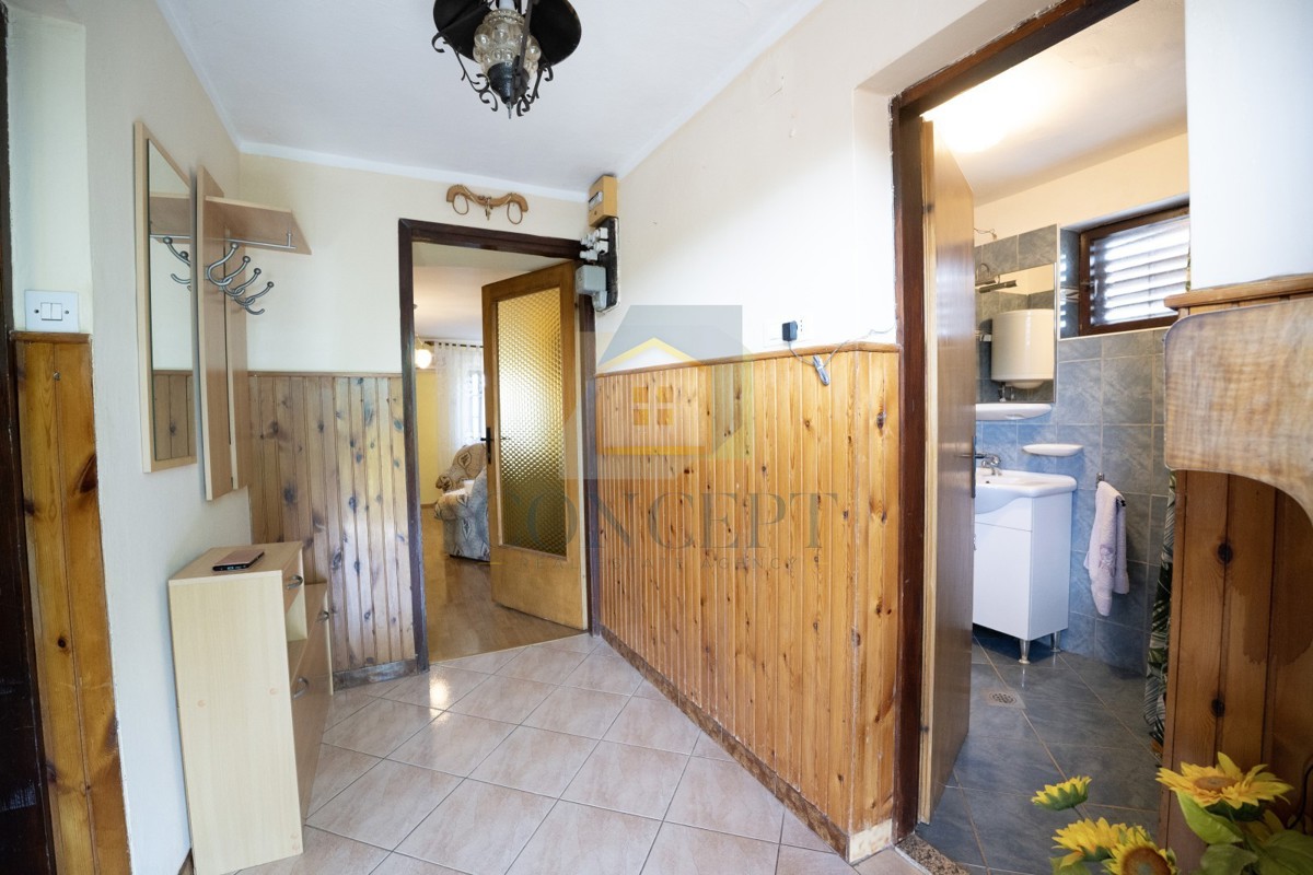 Poreč, okolica, Hiša v nizu in starina z dvoriščem za obnovo, 19 km od morja