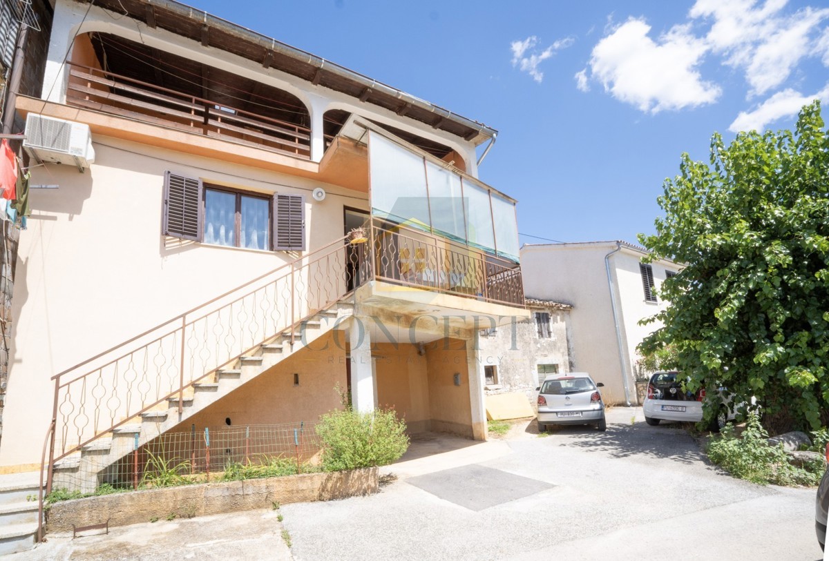 Poreč, okolica, Hiša v nizu in starina z dvoriščem za obnovo, 19 km od morja