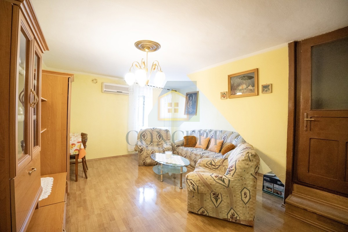 Poreč, okolica, Hiša v nizu in starina z dvoriščem za obnovo, 19 km od morja