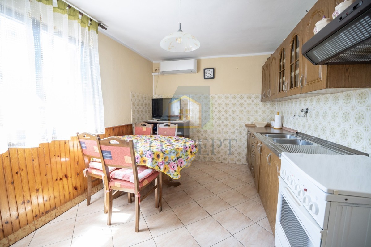 Poreč, okolica, Hiša v nizu in starina z dvoriščem za obnovo, 19 km od morja