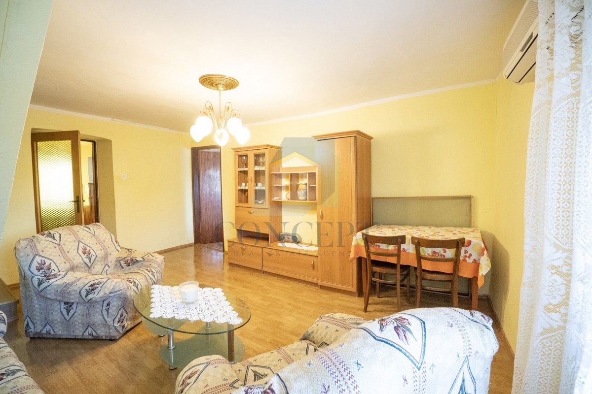 Poreč, okolica, Hiša v nizu in starina z dvoriščem za obnovo, 19 km od morja