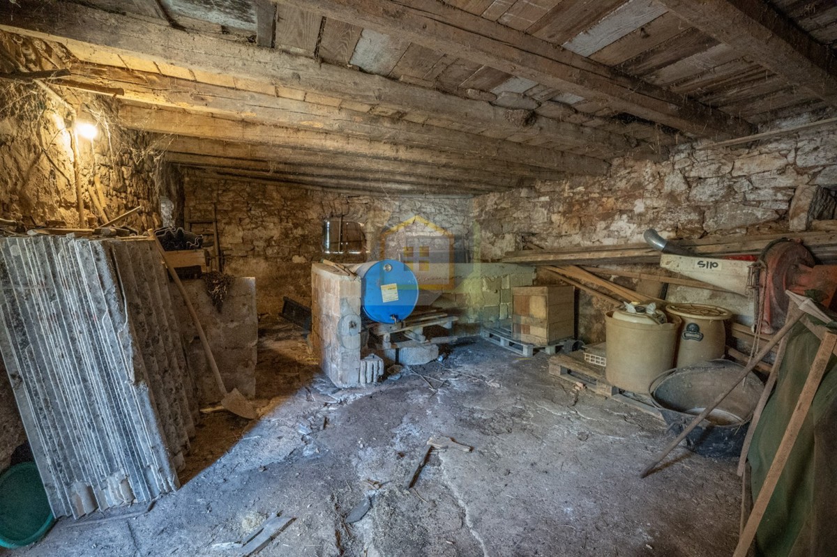 Poreč, okolica, Hiša v nizu in starina z dvoriščem za obnovo, 19 km od morja