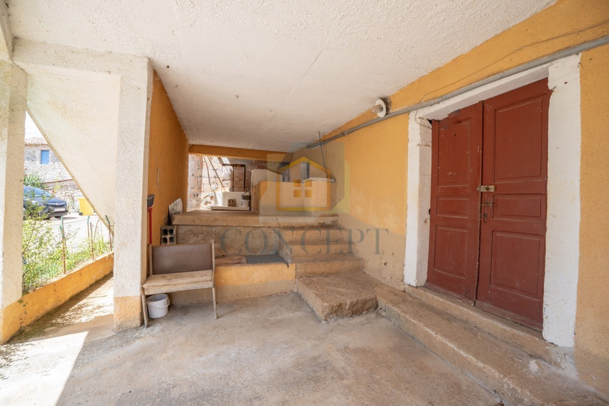 Poreč, okolica, Hiša v nizu in starina z dvoriščem za obnovo, 19 km od morja