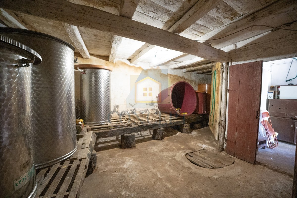 Poreč, okolica, Hiša v nizu in starina z dvoriščem za obnovo, 19 km od morja