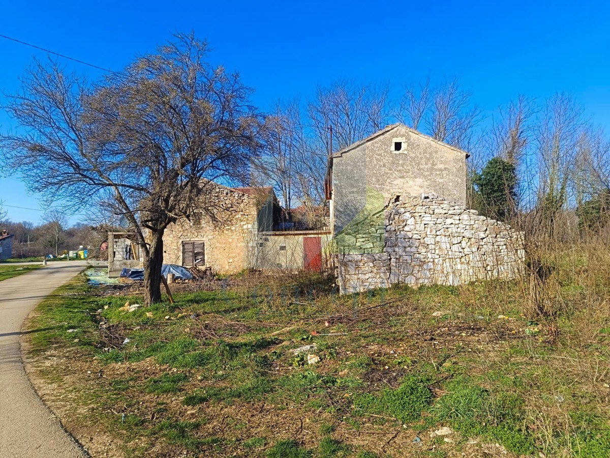Poreč, okolica, Kamena hiša z zemljiščem za obnovo na mirni lokaciji