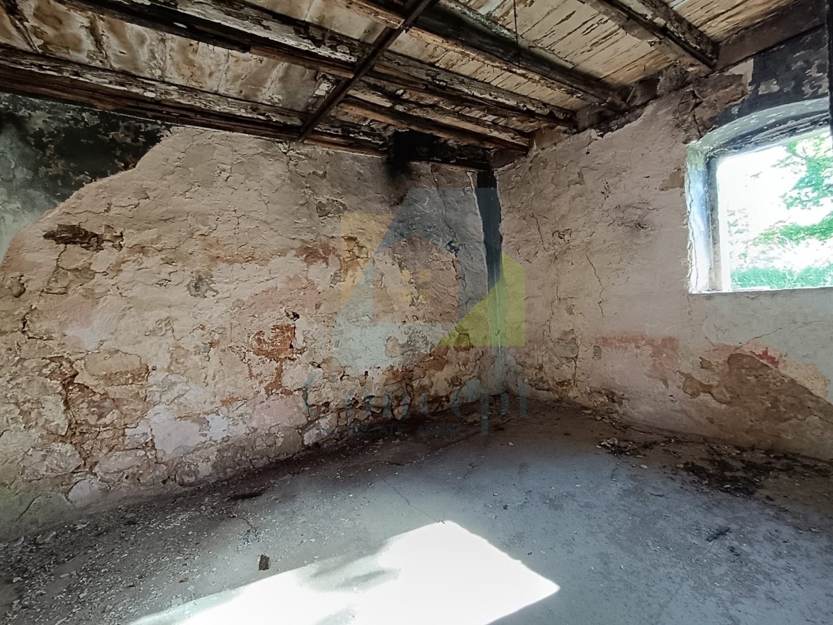 Poreč, okolica, Kamena hiša z zemljiščem za obnovo na mirni lokaciji