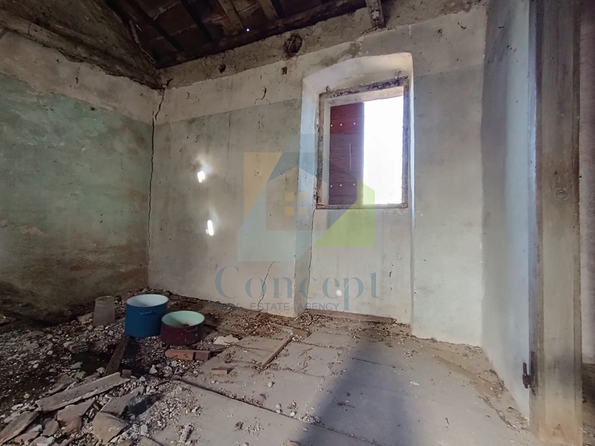 Poreč, okolica, Kamena hiša z zemljiščem za obnovo na mirni lokaciji