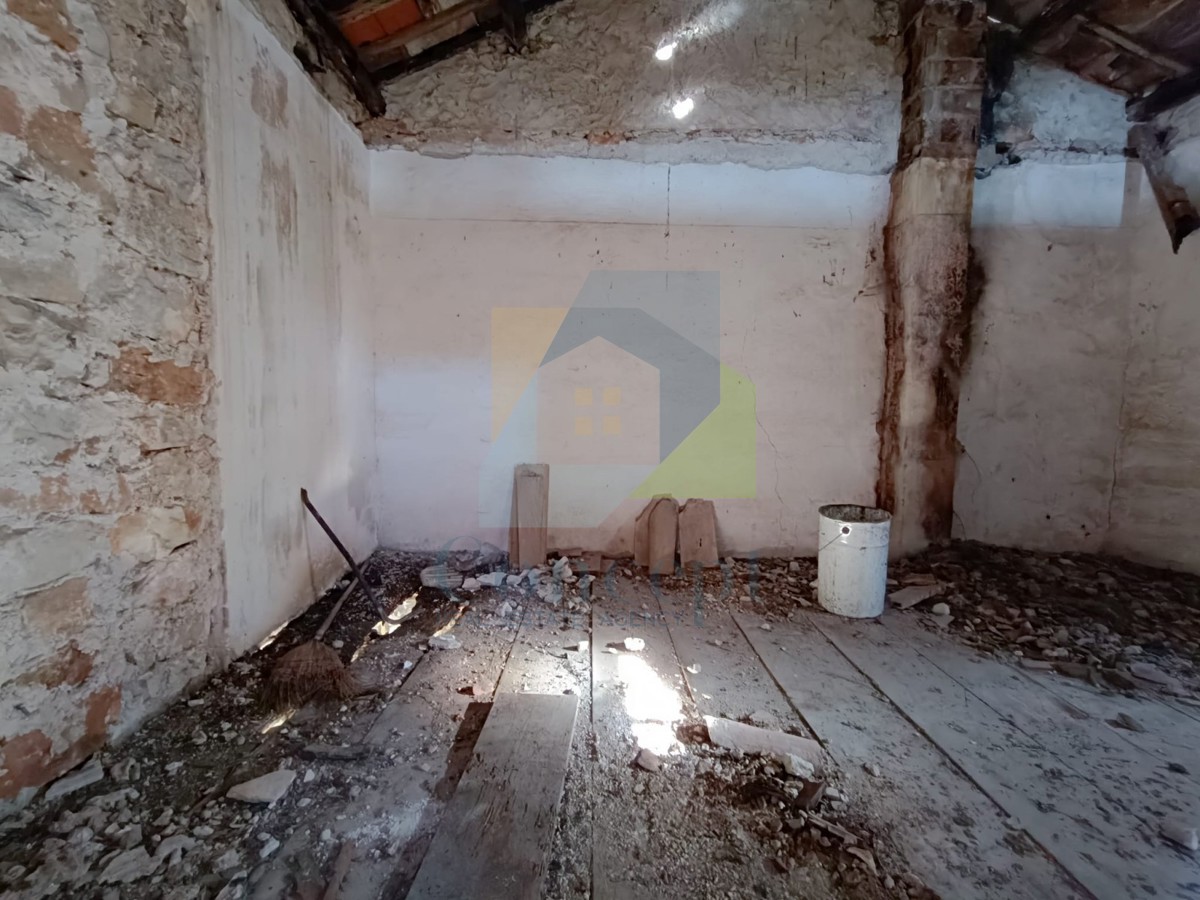 Poreč, okolica, Kamena hiša z zemljiščem za obnovo na mirni lokaciji