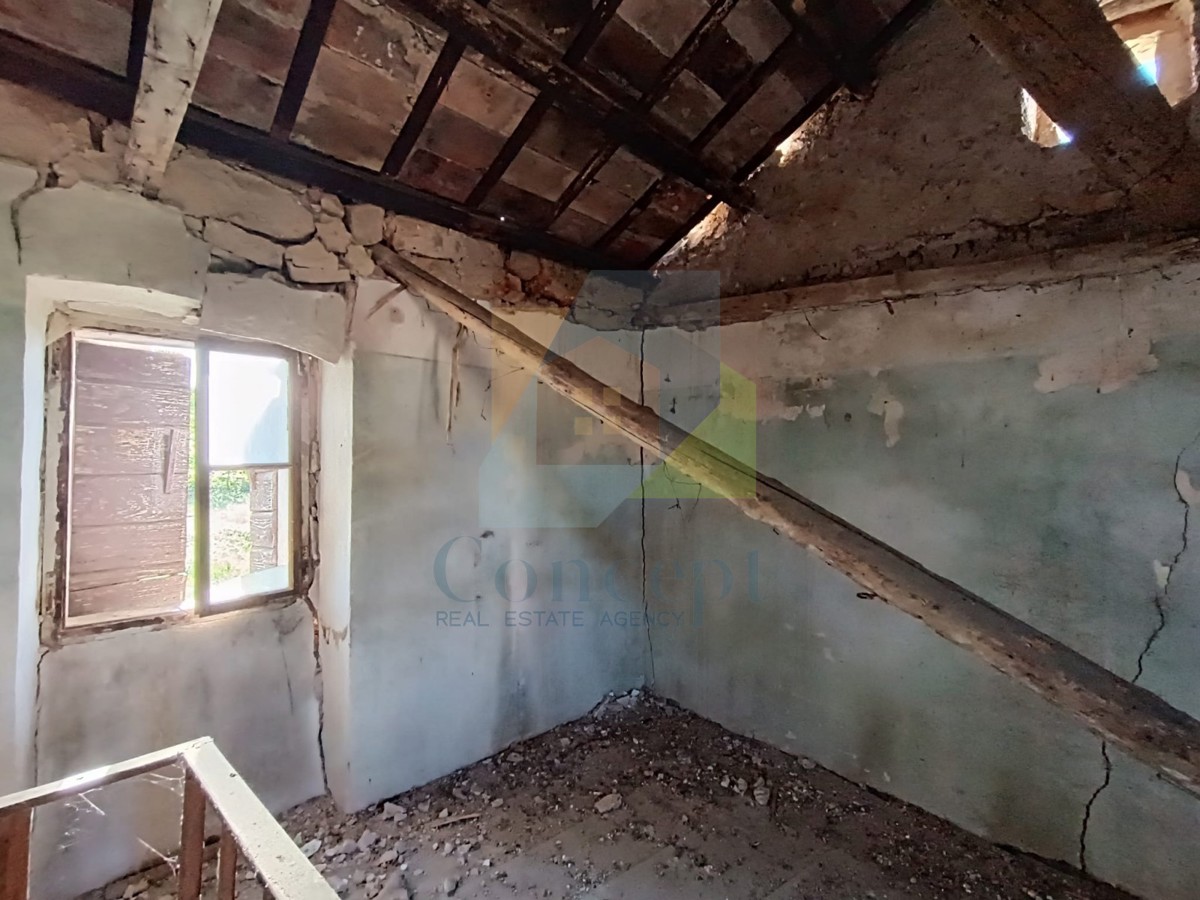 Poreč, okolica, Kamena hiša z zemljiščem za obnovo na mirni lokaciji