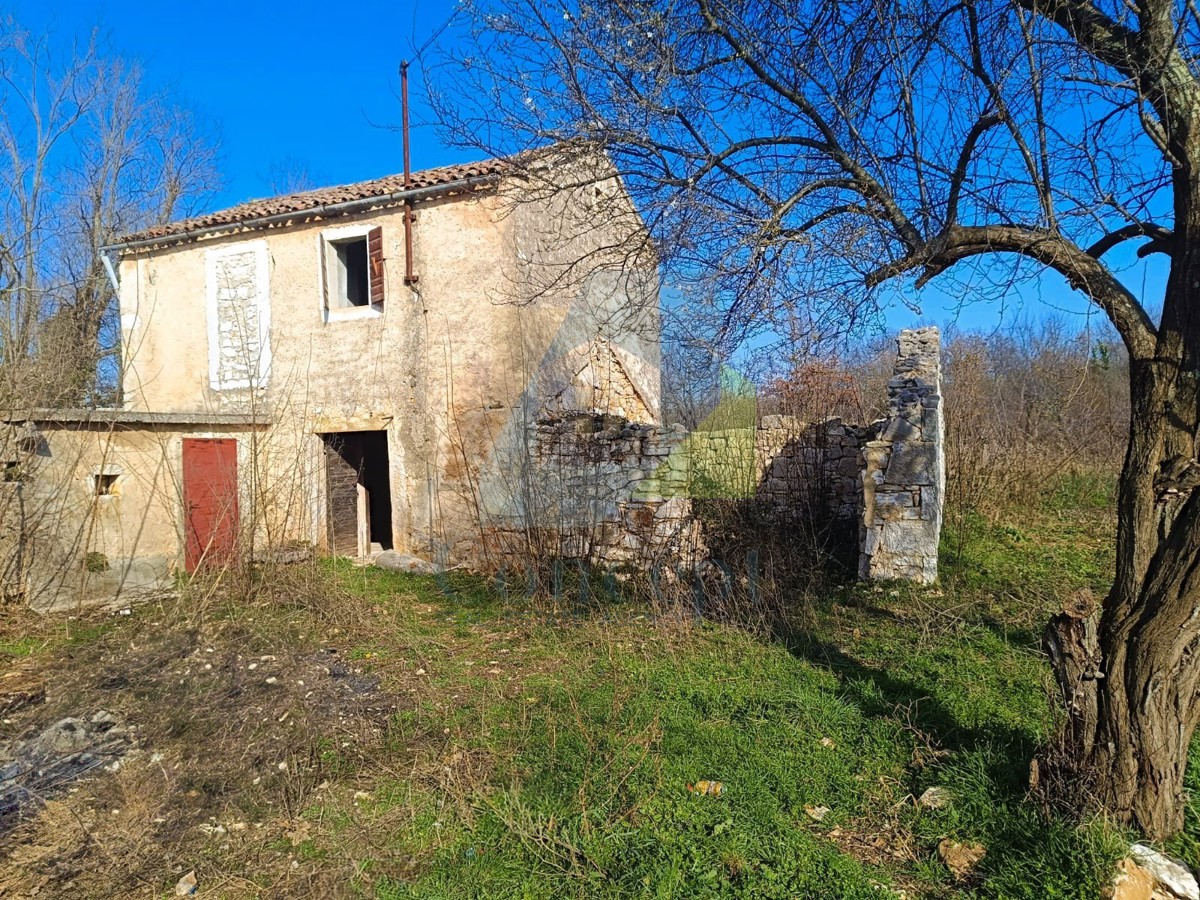 Poreč, okolica, Kamena hiša z zemljiščem za obnovo na mirni lokaciji