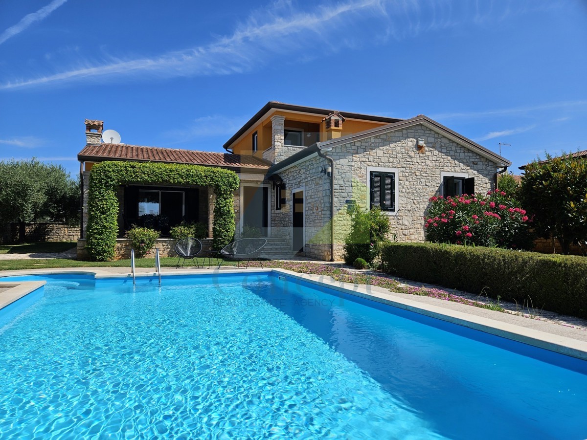 Poreč, okolica, luksuzna vila s bazenom in čudovitim dvoriščem 5 km od morja