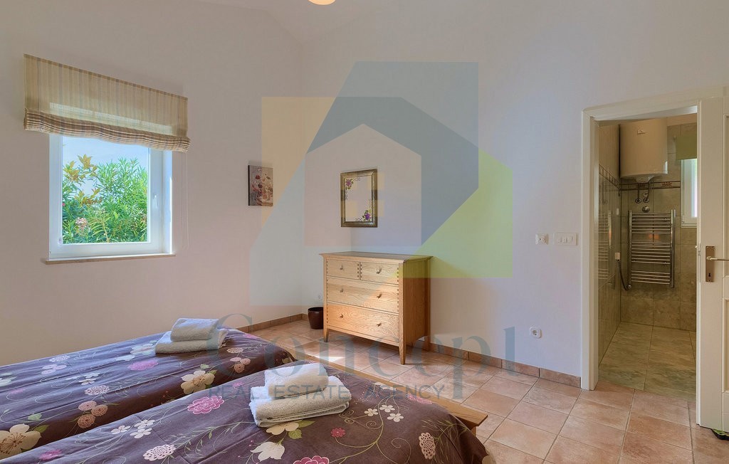 Poreč, okolica, luksuzna vila s bazenom in čudovitim dvoriščem 5 km od morja