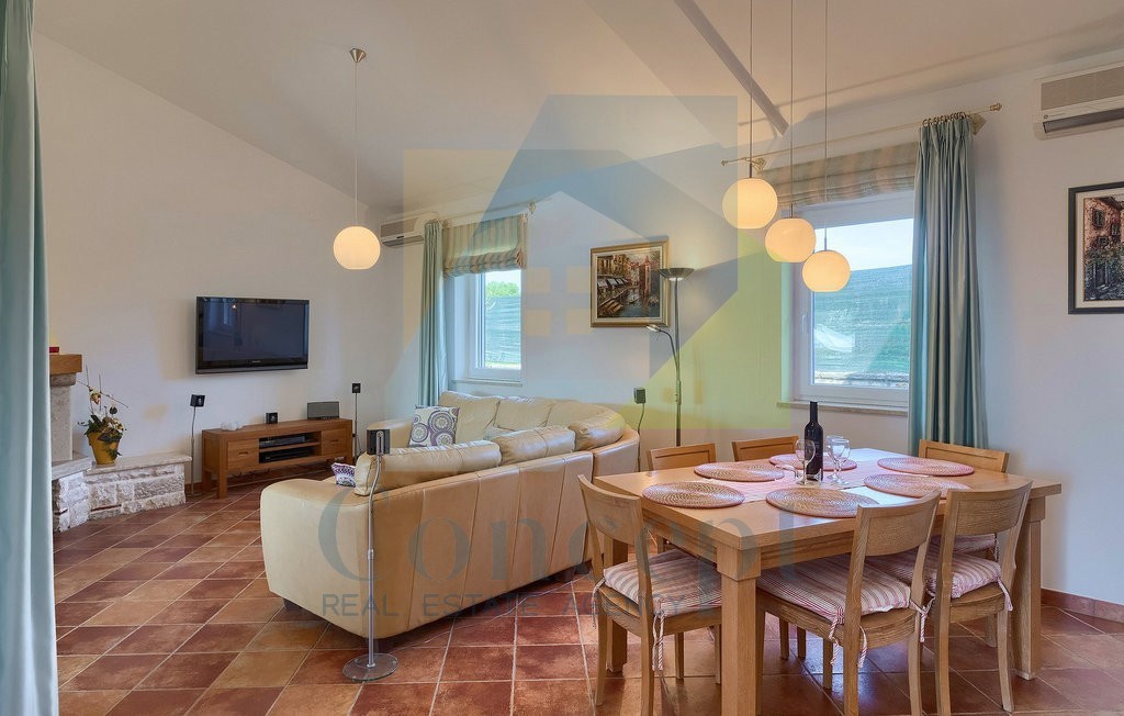 Poreč, okolica, luksuzna vila s bazenom in čudovitim dvoriščem 5 km od morja