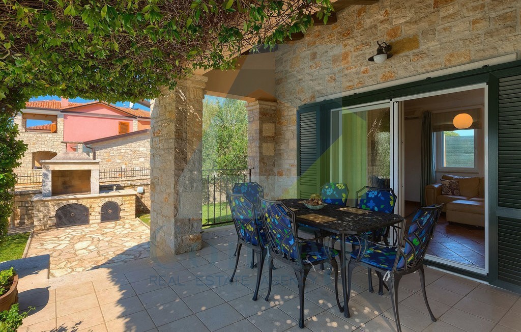 Poreč, okolica, luksuzna vila s bazenom in čudovitim dvoriščem 5 km od morja