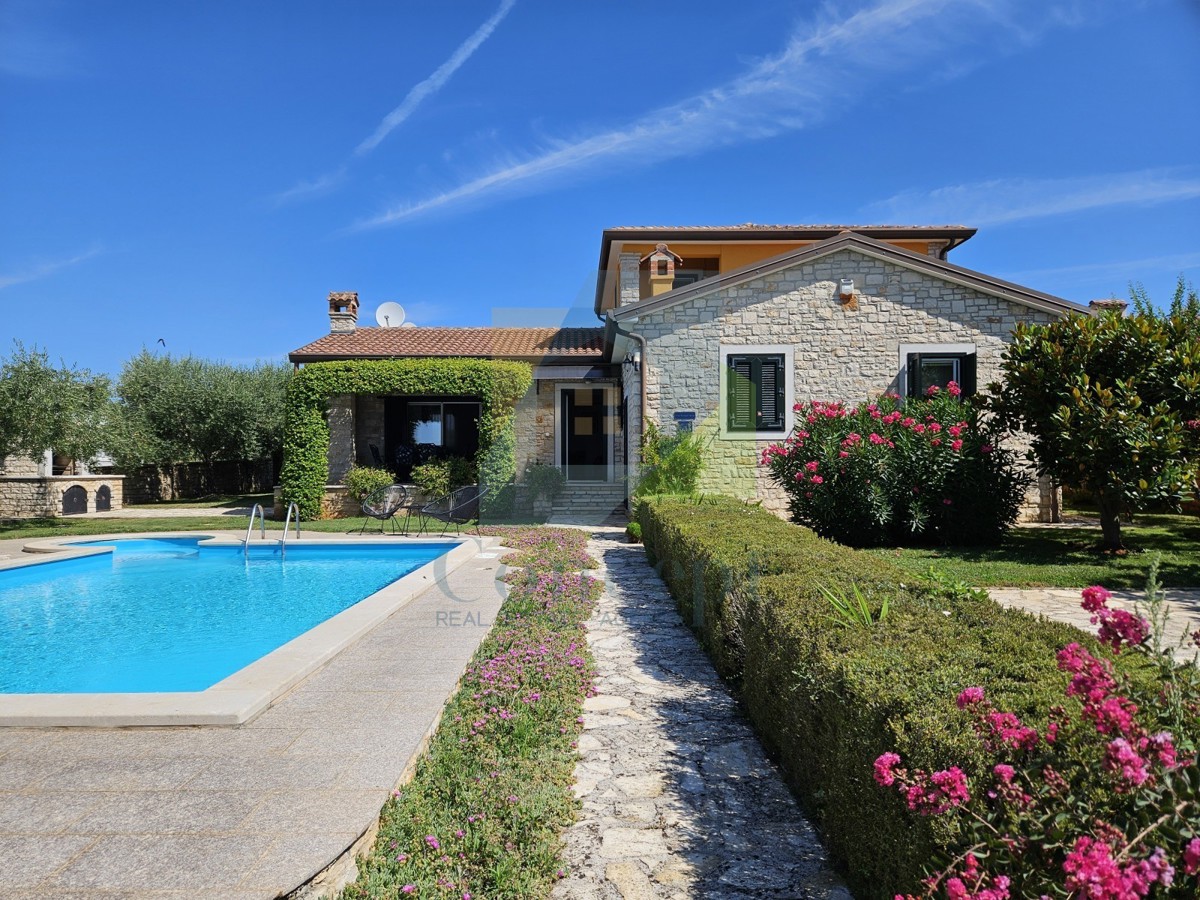 Poreč, okolica, luksuzna vila s bazenom in čudovitim dvoriščem 5 km od morja