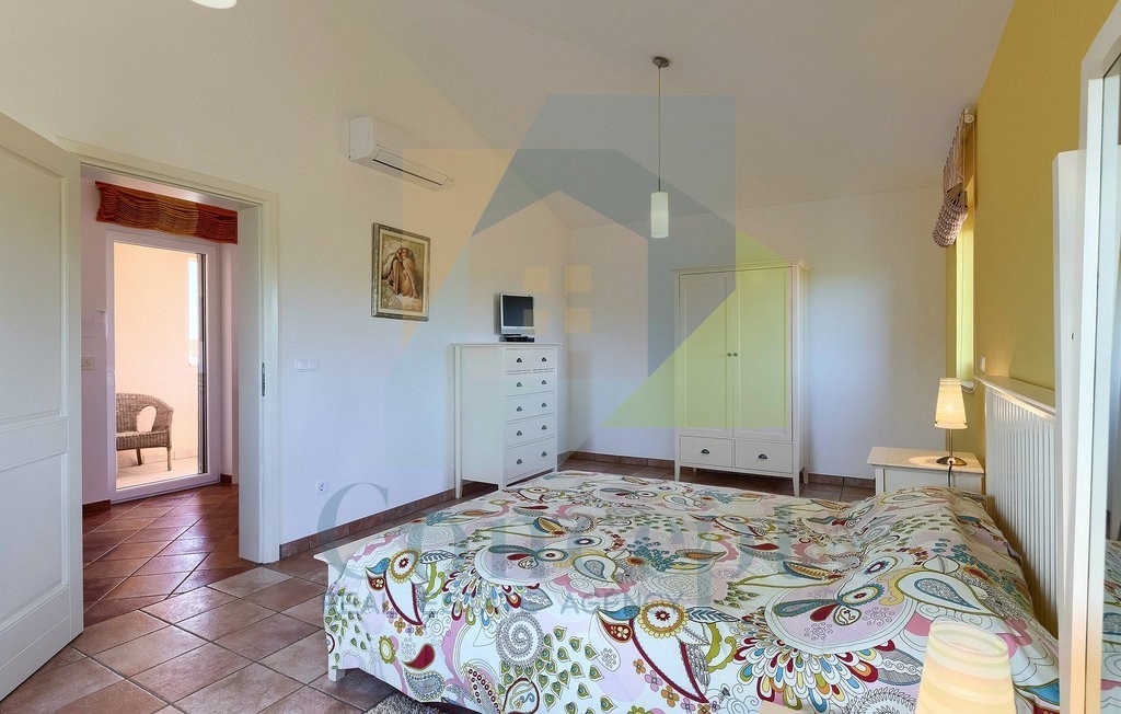 Poreč, okolica, luksuzna vila s bazenom in čudovitim dvoriščem 5 km od morja